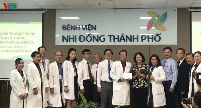 Phó Chủ tịch nước tặng ekip phẫu thuật 50 triệu đồng.
