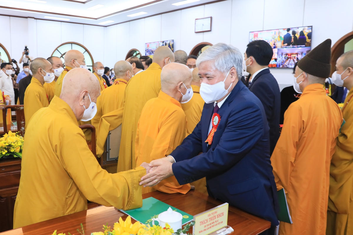 Chủ tịch nước Nguyễn Xuân Phúc, Chủ tịch UBTƯ MTTQ Việt Nam Đỗ Văn Chiến cùng các đại biểu tại Đại lễ.