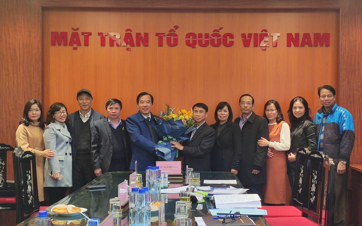 Phó chủ tịch Ngô Sách Thực tặng hoa chúc mừng Ban chủ nhiệm đề tài.