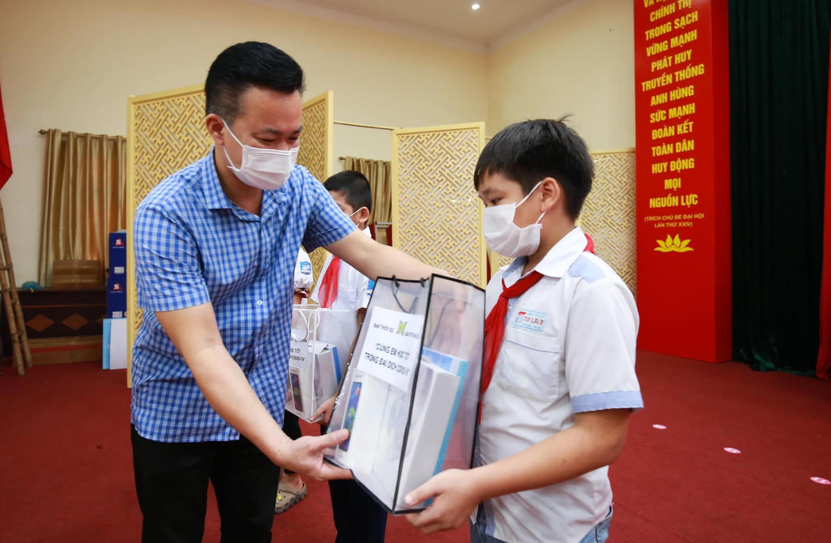 Chương trình cùng em học tốt trong đại dịch Covid-19: Tiếp sức cho các em tới trường