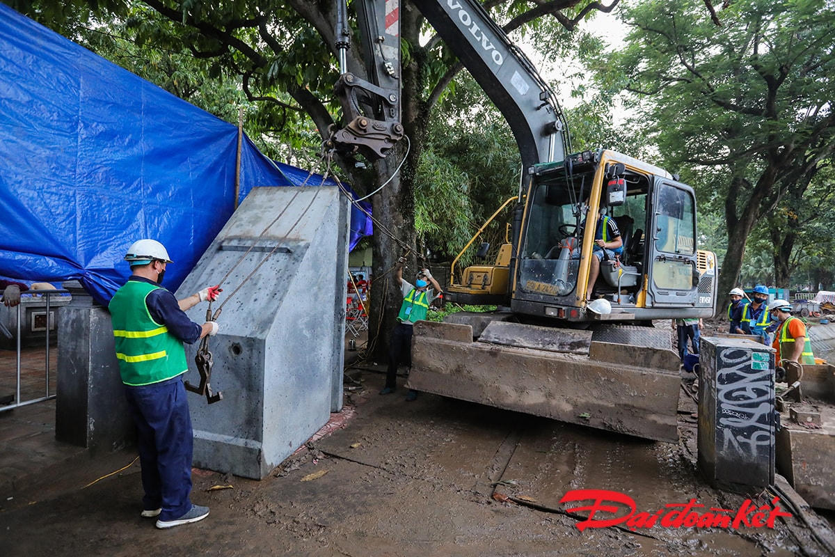 Đơn vị thi công Busadco đã bố trí 15 tổ, đội thi công trên tổng mặt bằng tuyến kè theo 4 mũi, chia 2 ca ngày và đêm.