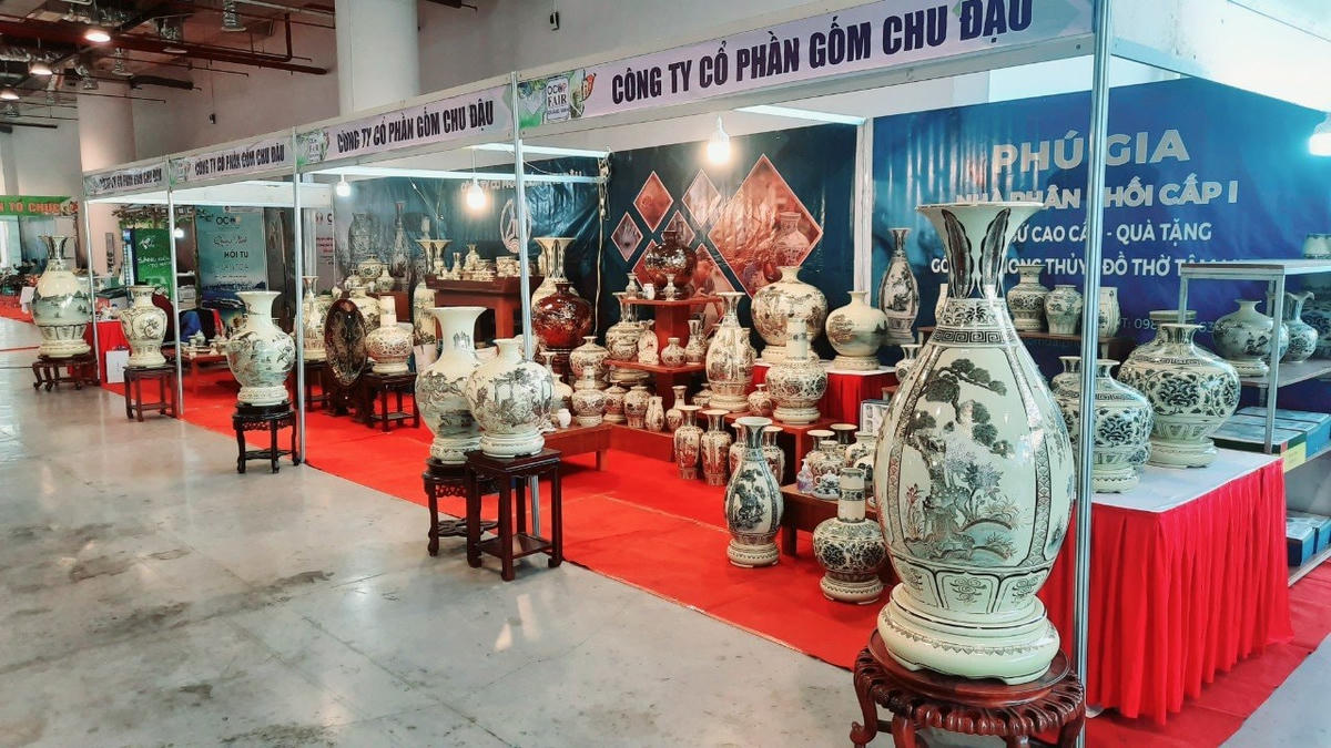 Hầu hết các gian hàng đều rơi vào tình trạng không ai ngó ngàng…