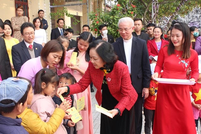 Bà Trương Thị Mai trao quà cho các em học sinh có hoàn cảnh khó khăn, vươn lên vượt khó trong học tập.