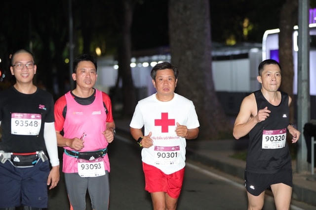 Ông Đoàn Ngọc Hải hoàn thành cự ly 42km ở giải chạy VM Hanoi Midnight 2020.  