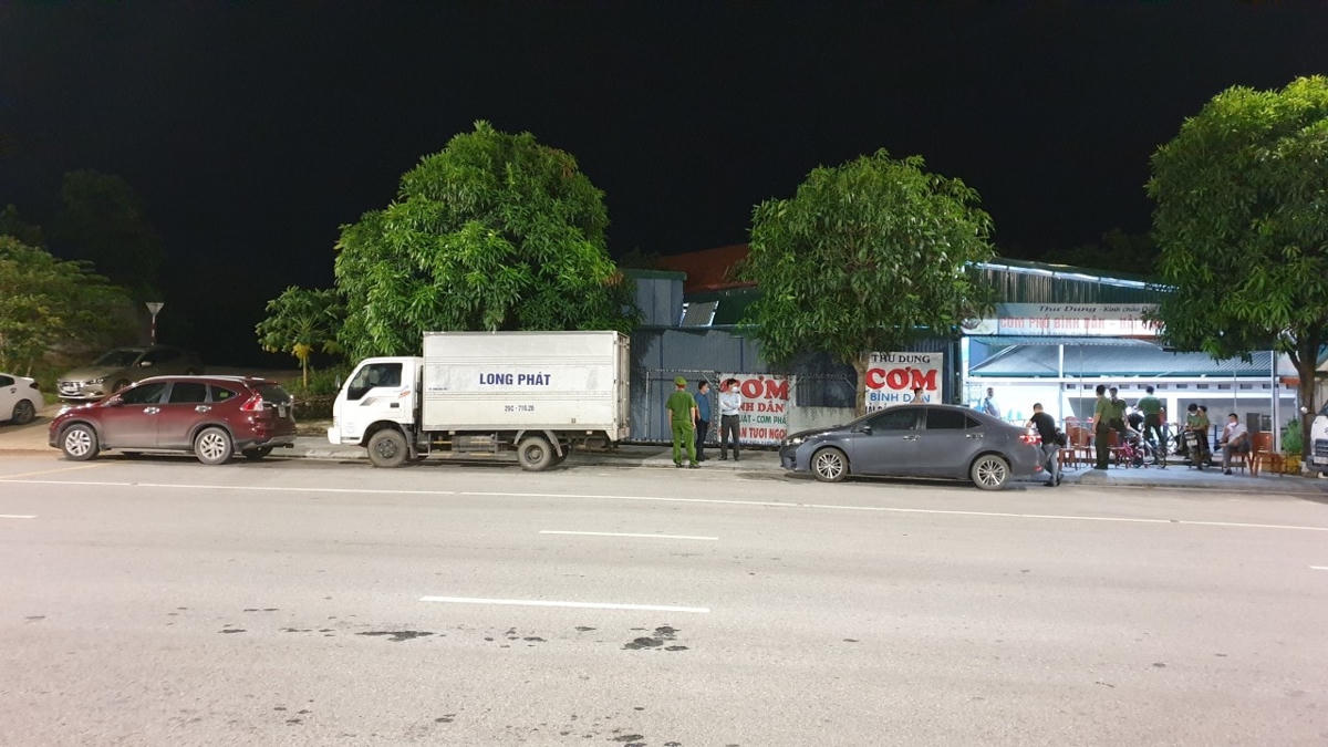 Lực lượng chức năng TP Hạ Long tiến hành kiểm tra các phương tiện vận chuyển hàng hóa vi phạm quy định phòng, chống dịch.