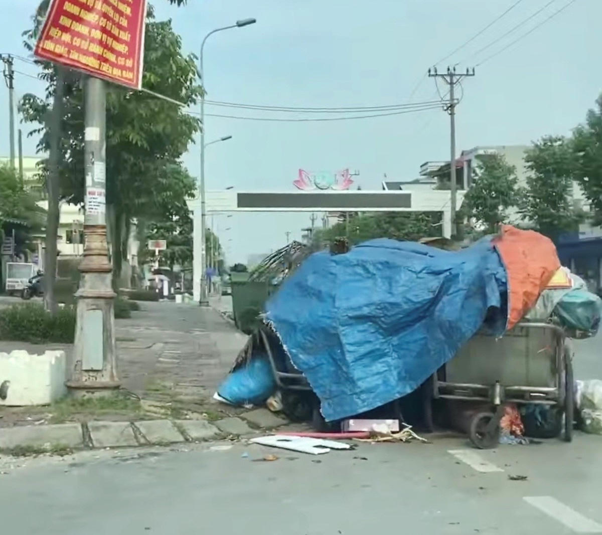 Nhiều điểm tập kết rác trên tuyến đường Trần Phú, TP Cẩm Phả cũng xảy ra tình trạng ùn ứ.