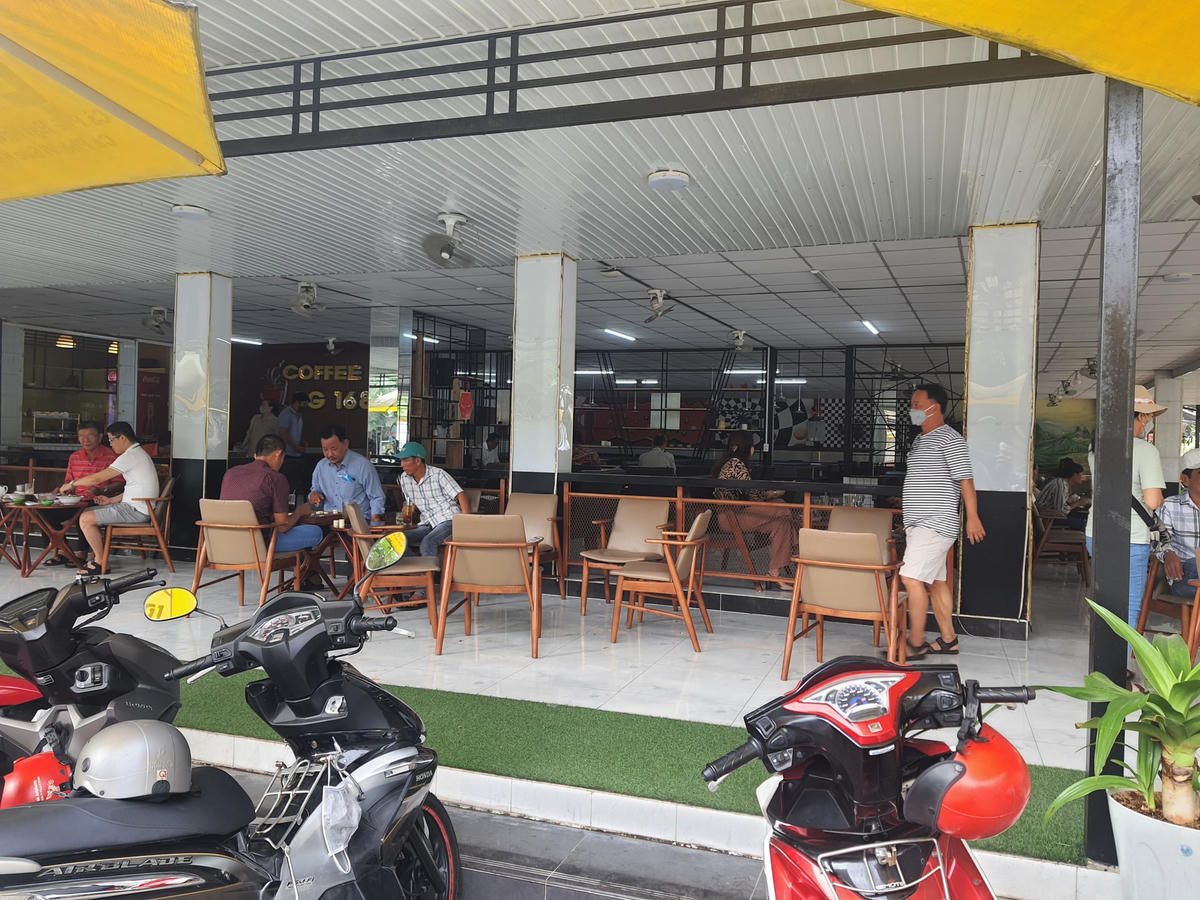 Nhiều quán cà phê đã hoạt động lại từ ngày mùng 2 Tết.