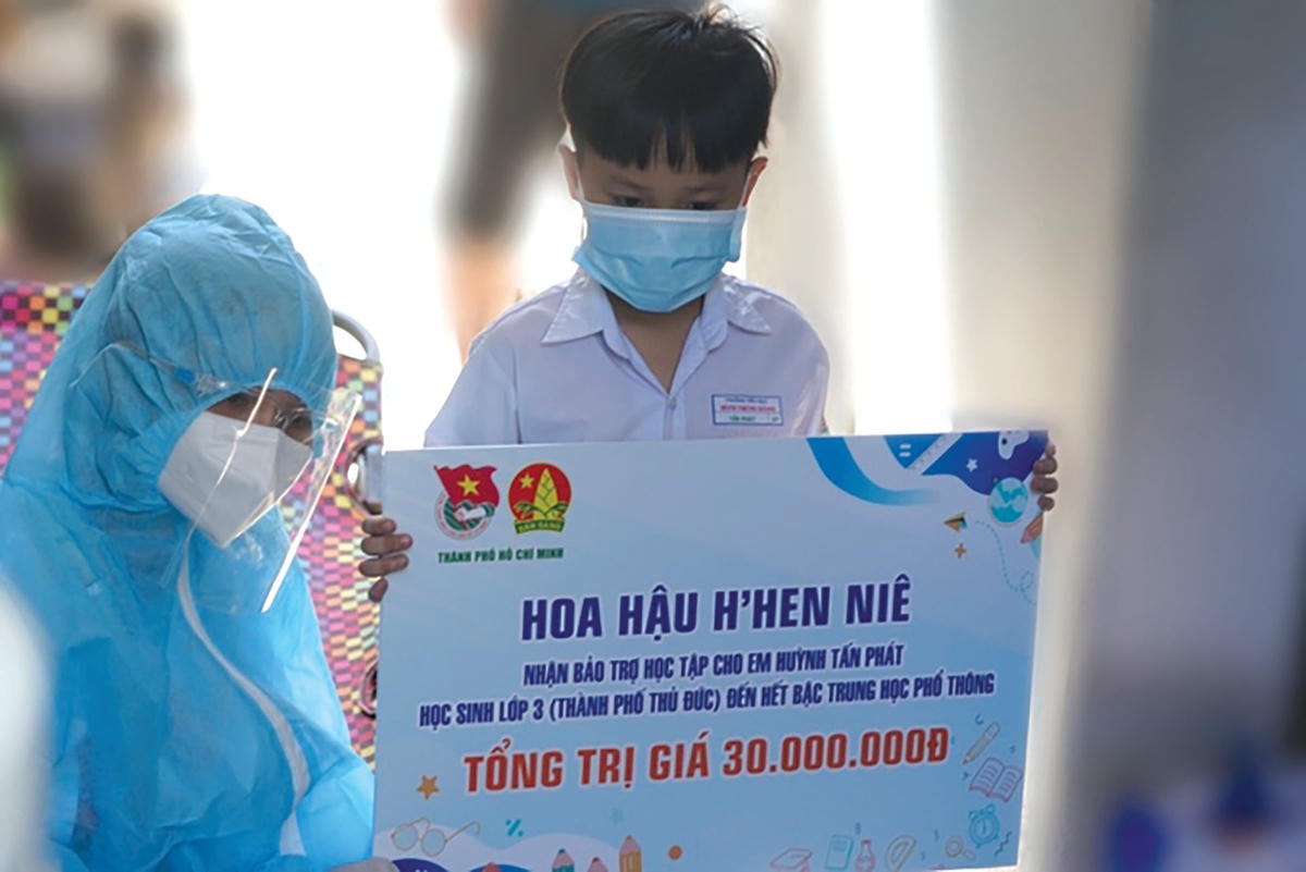 Hoa hậu H'Hen Niê nhận bảo trợ học tập cho một em học sinh lớp 3 ở TP Thủ Đức (TP HCM) đến hết bậc THPT.
