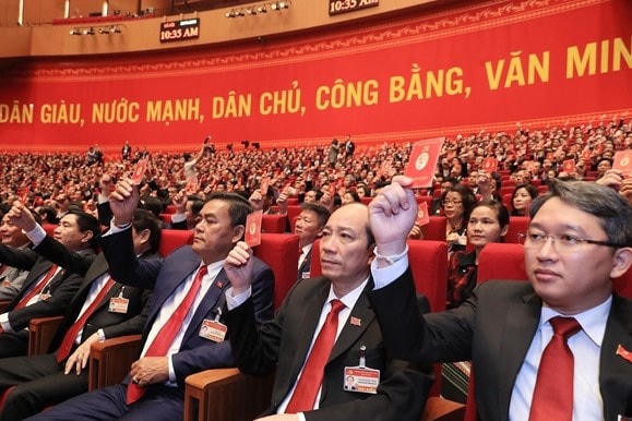 Các đại biểu biểu quyết thông qua Nghị quyết Đại hội đại biểu toàn quốc lần thứ XIII của Đảng.