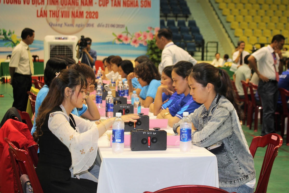 Các kỳ thủ đang thi đấu thể thức hệ thụy sỹ 7 ván.