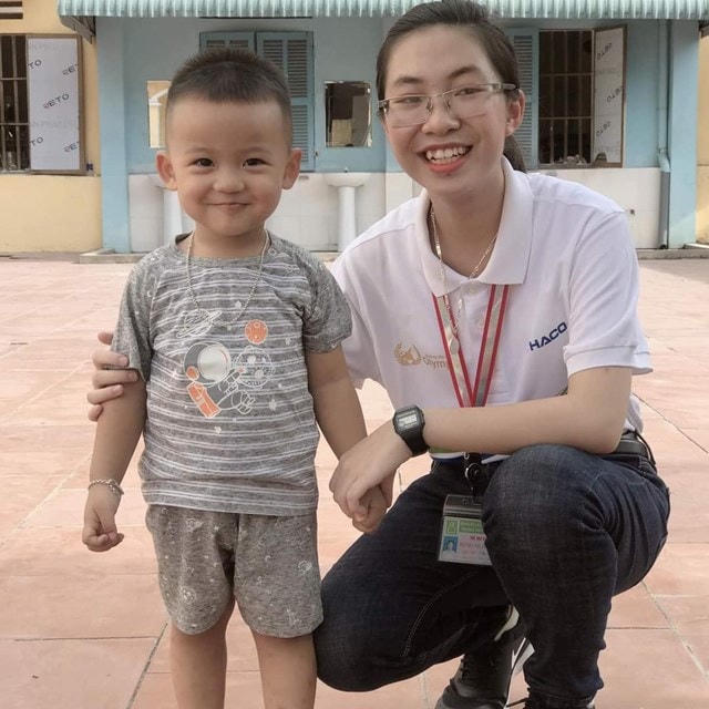 Thu Hằng chụp ảnh cùng cổ động viên nhí.