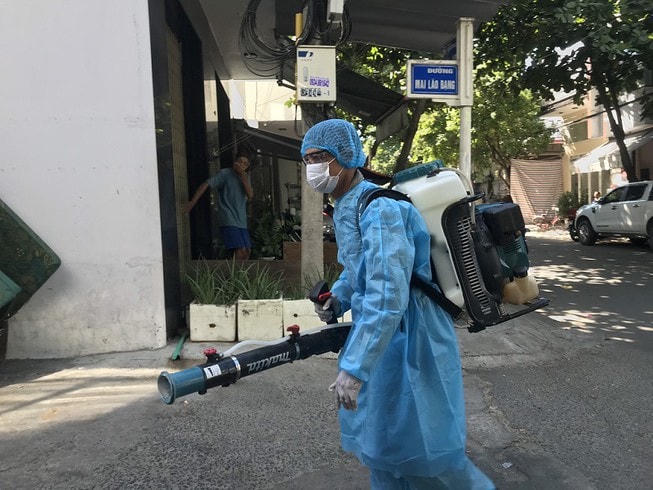 Lực lượng chức năng phun khử khuẩn tại khu vực nhà Bệnh nhân 418 sáng nay. Ảnh: Hà Hải.