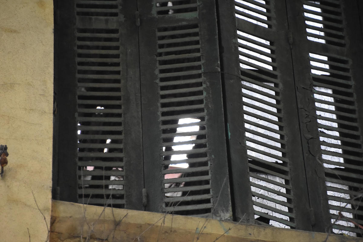 Phần mái của biệt thự đã bị hư hỏng nặng, để lại những lỗ hổng lớn...