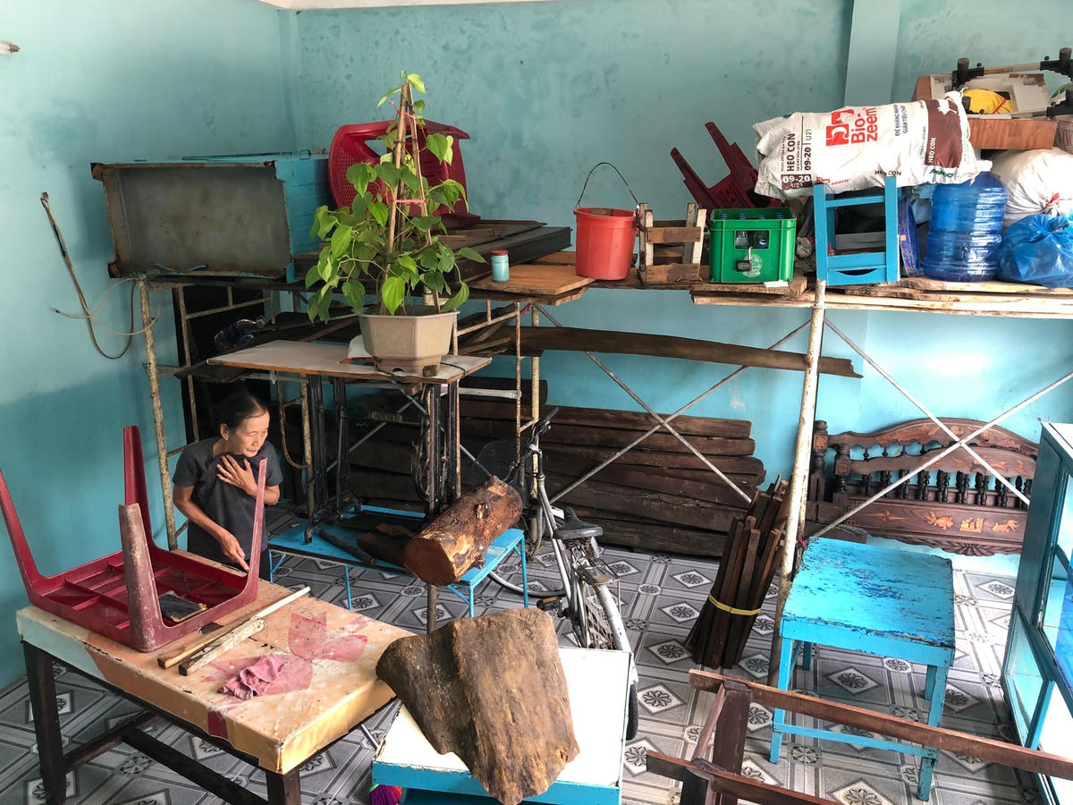 Đồ đạc chuẩn bị được di chuyển xuống dưới sau khi nước rút.