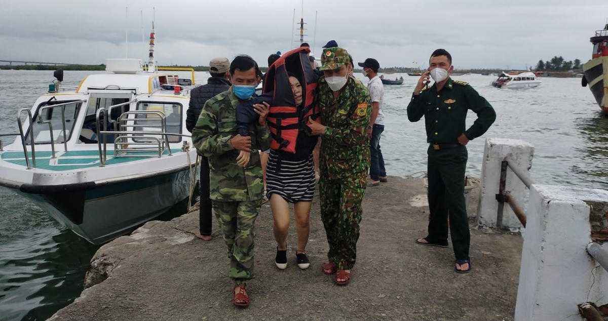 Những hành khách được cứu sống đưa lên bờ.
