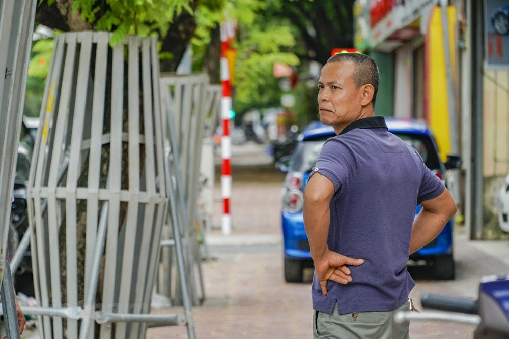 Nhiều người dân sinh sống quanh khu vực lo lắng trước tình trạng những cây sưa đỏ này đang héo úa, không còn được xanh tốt. Nếu không có biện pháp bảo vệ, chăm sóc kịp thời sẽ khiến cây bị chết dần. (Ảnh: Minh Hiếu/Vietnam+).