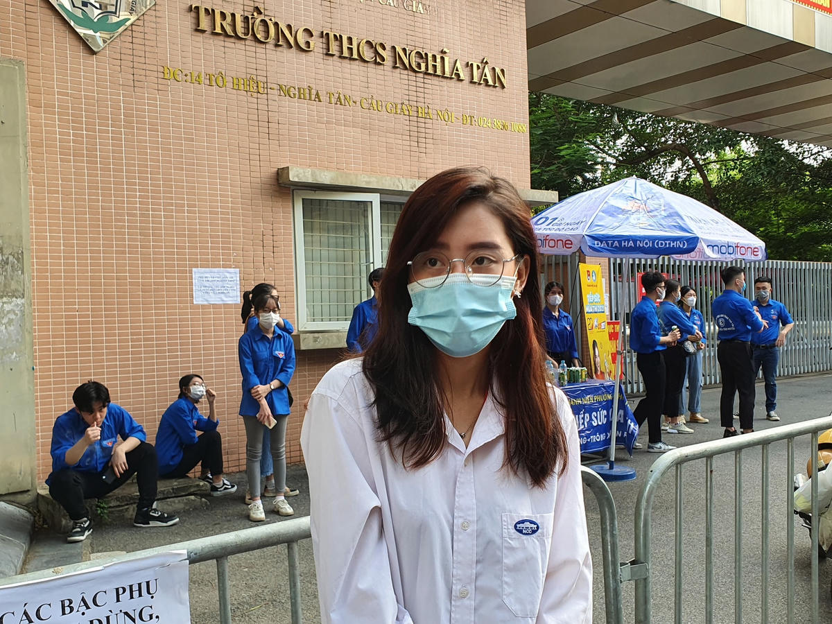 Một thí sinh khác quên không mang theo CMND khi vào phòng thi. Rất may sau đó, người nhà đã mang kịp trước giờ làm bài.