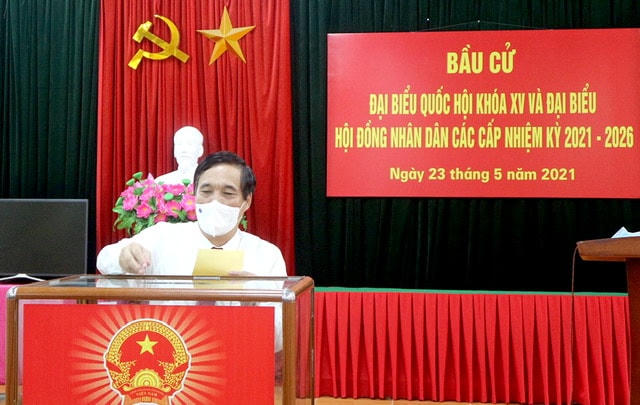 Bí thư Tỉnh ủy Phú Thọ Bùi Minh Châu bỏ lá phiếu đầu tiên cùng cử tri đất Tổ.