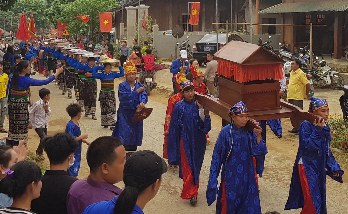 Lễ rước “đá vía” về đền thờ vị thần Tư Mã Pha Dùa được tổ chức trang trọng, tôn nghiêm trong dịp đầu năm mới.
