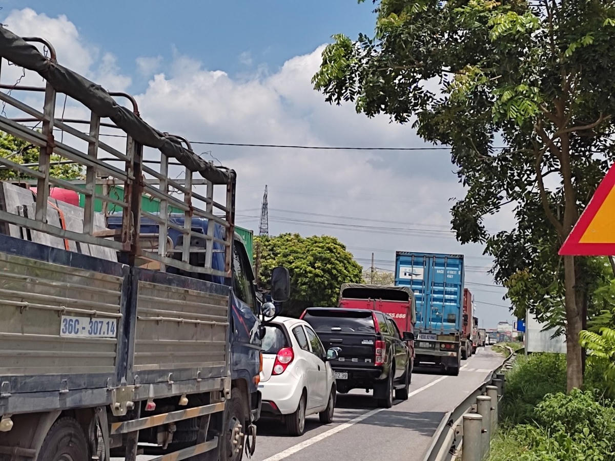 QL 38 đoạn từ Hải Dương vào Bắc Ninh bị ùn tắc kéo dài 