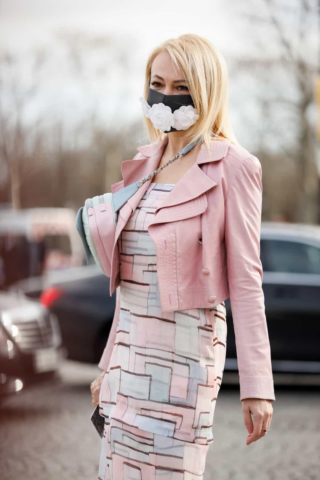 Một khách mời đeo một chiếc khẩu trang cách điệu bên ngoài show diễn của Chanel trong Tuần lễ thời trang Paris.