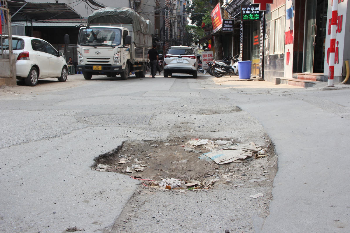 Đường Mễ Trì Thượng bị "băm nát" bởi các dự án đường ống nước sạch và cáp quang.