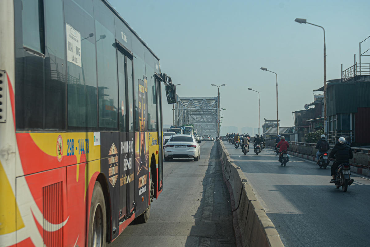 Mỗi ngày cầu Chương Dương có tới hơn 95.000 lượt xe qua cầu, gấp hơn 8 lần so với thiết kế. Bởi vậy, nhiều hạng mục trên cầu đã bị hư hỏng nghiêm trọng.