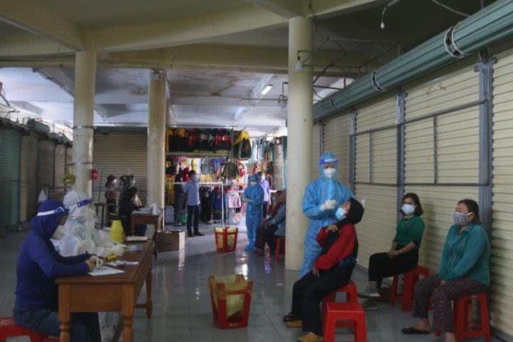 Nhân viên y tế ở Quảng Bình lấy mẫu xét nghiệm để sớm phát hiện các F0 ở trong cộng đồng.