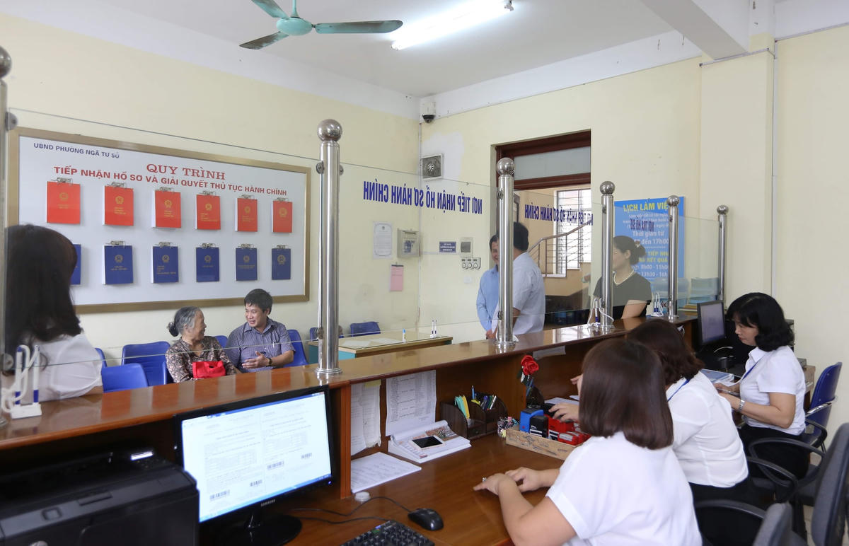 Kể từ ngày 1/7/2020, với quy định mới, viên chức muốn “ấm thân đến già” thì buộc phải làm việc với tinh thần trách nhiệm cao. Ảnh: Quang Vinh.