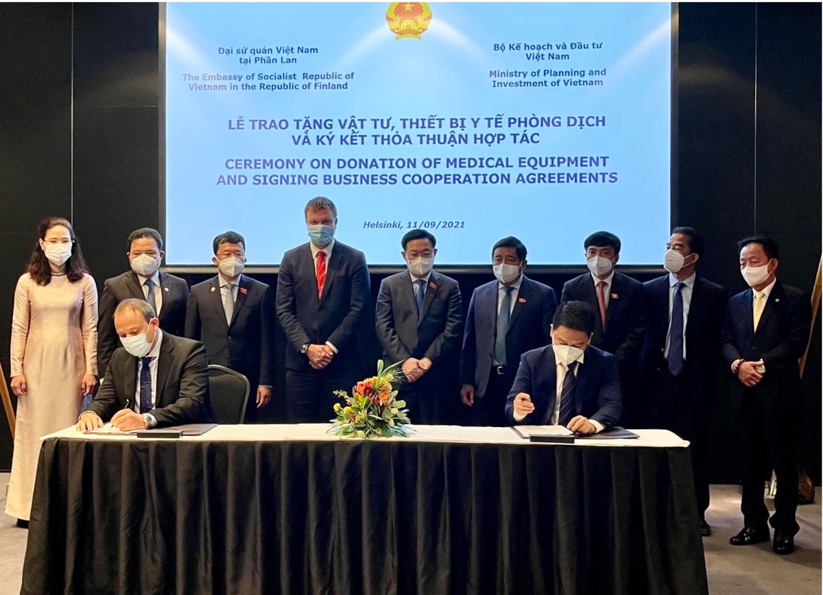 Đại diện T&T Group ký biên bản và hợp đồng hợp tác với đối tác tại châu Âu, mua và nhận chuyển giao công nghệ sản xuất vaccine phòng Covid-19 và kit xét nghiệm Covid-19 RT-PCR.