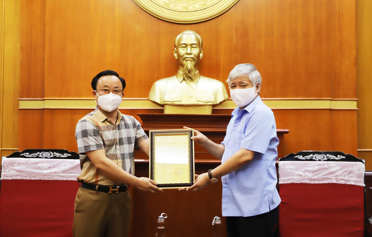 Chủ tịch Đỗ Văn Chiến trao thư cảm ơn Hiệp hội ô tô, xe máy, xe đạp Việt Nam.