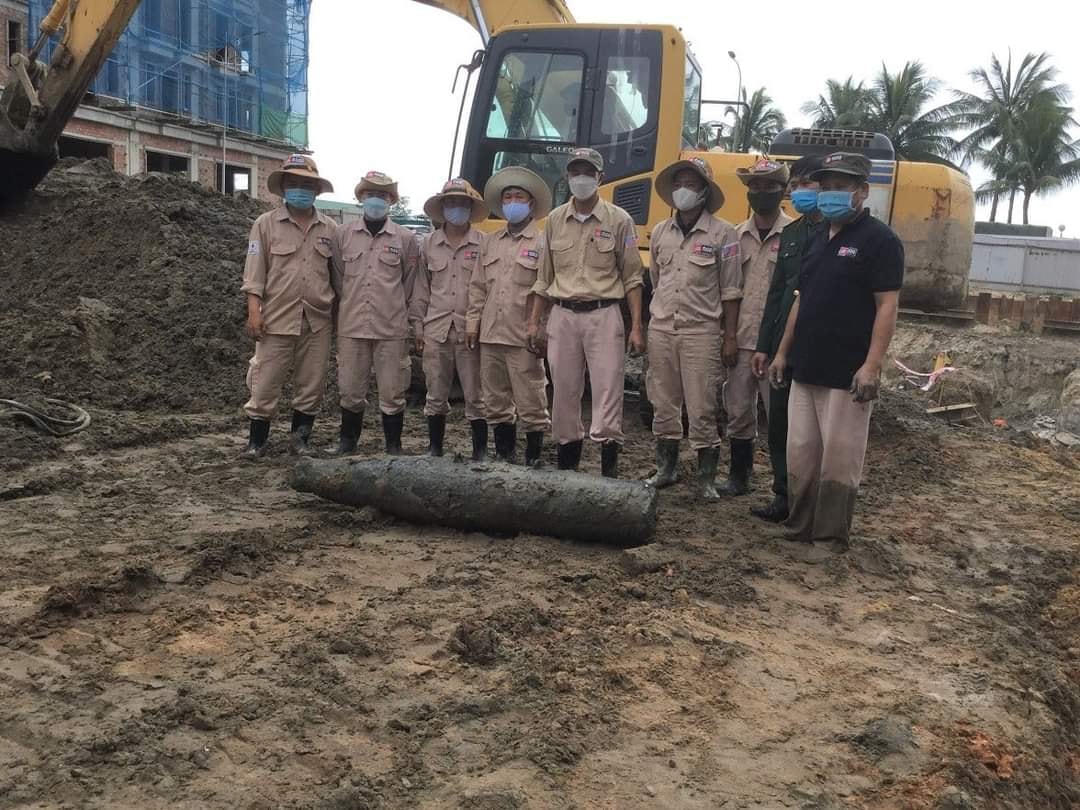 Quả bom tạ được phát hiện khi đào móng xây dựng toà nhà.