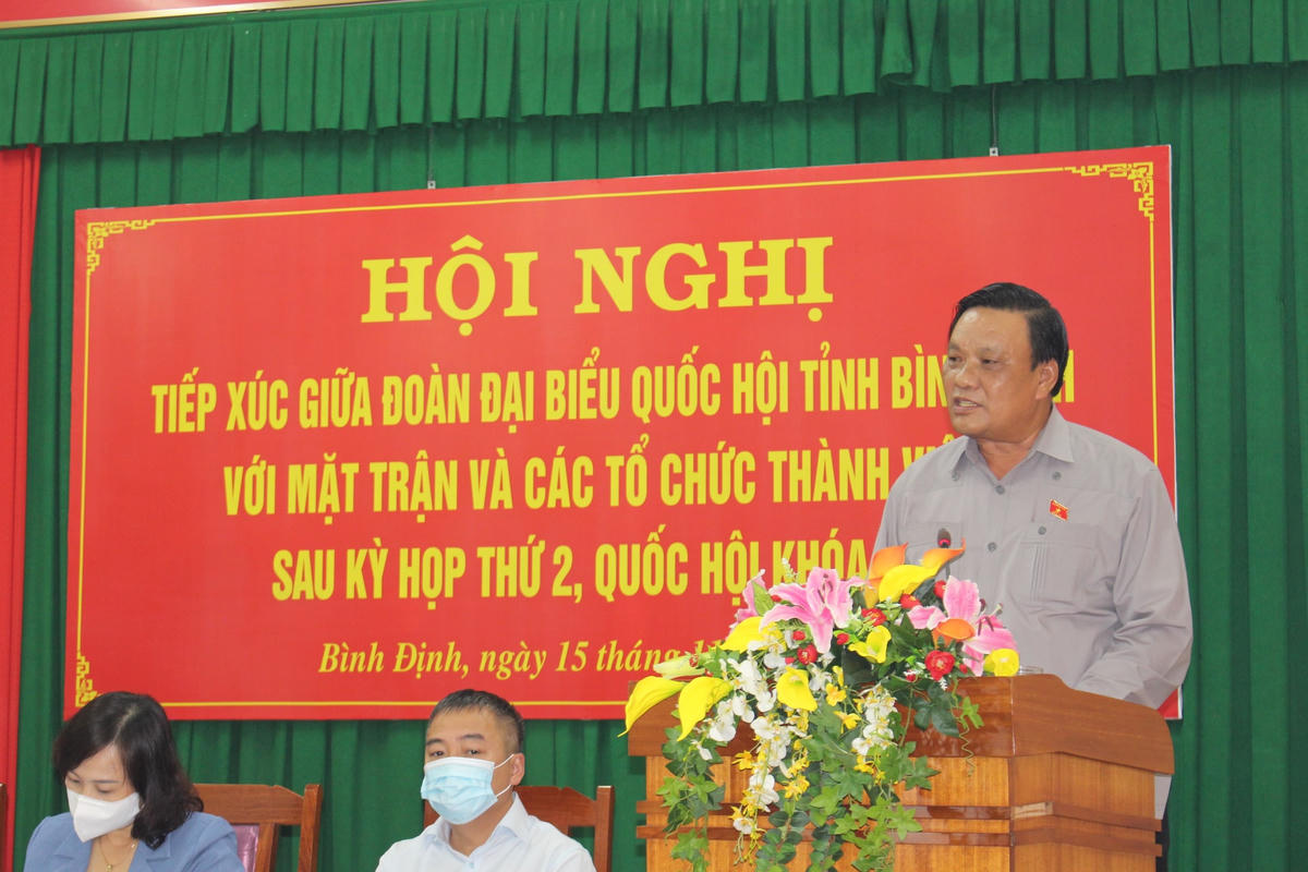Ông Lê Kim Toàn, Trưởng đoàn Đoàn ĐBQH tỉnh phát biểu tại Hội nghị.