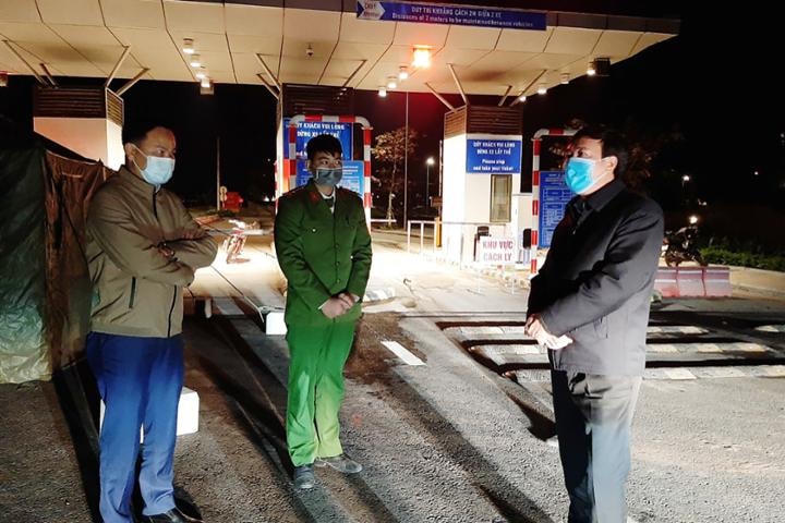 Ông Trương Mạnh Hùng, Chủ tịch UBND huyện Vân Đồn kiểm tra các chốt kiểm soát trên địa bàn huyện Vân Đồn