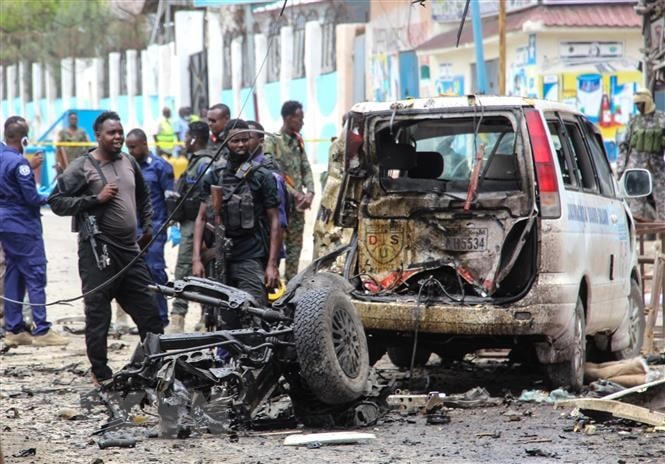 Lực lượng an ninh gác tại hiện trường vụ đánh bom liều chết ở Mogadishu, Somalia, ngày 25/9/2021. (Ảnh: AFP/TTXVN).