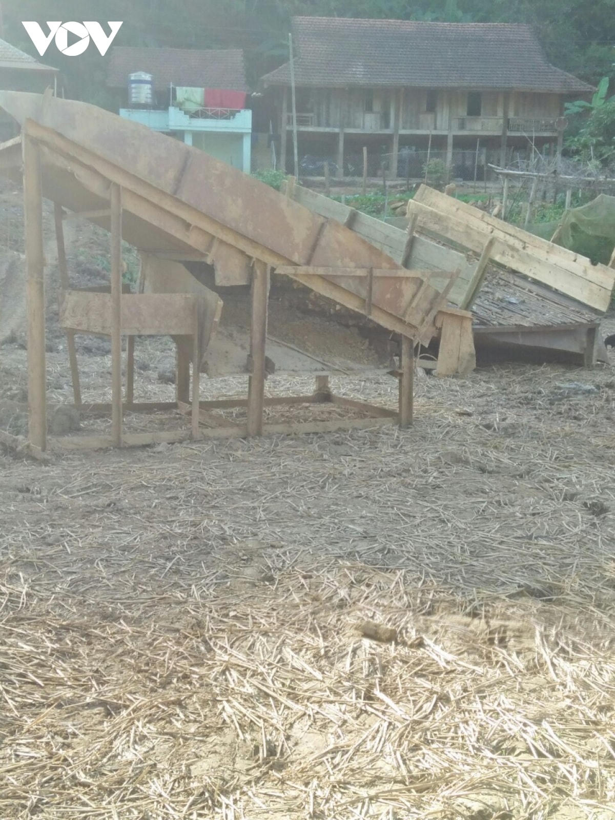 Cỗ máy nghi là để sàng đãi vàng đặt ở các mảnh ruộng trước sân của một hộ gia đình.  