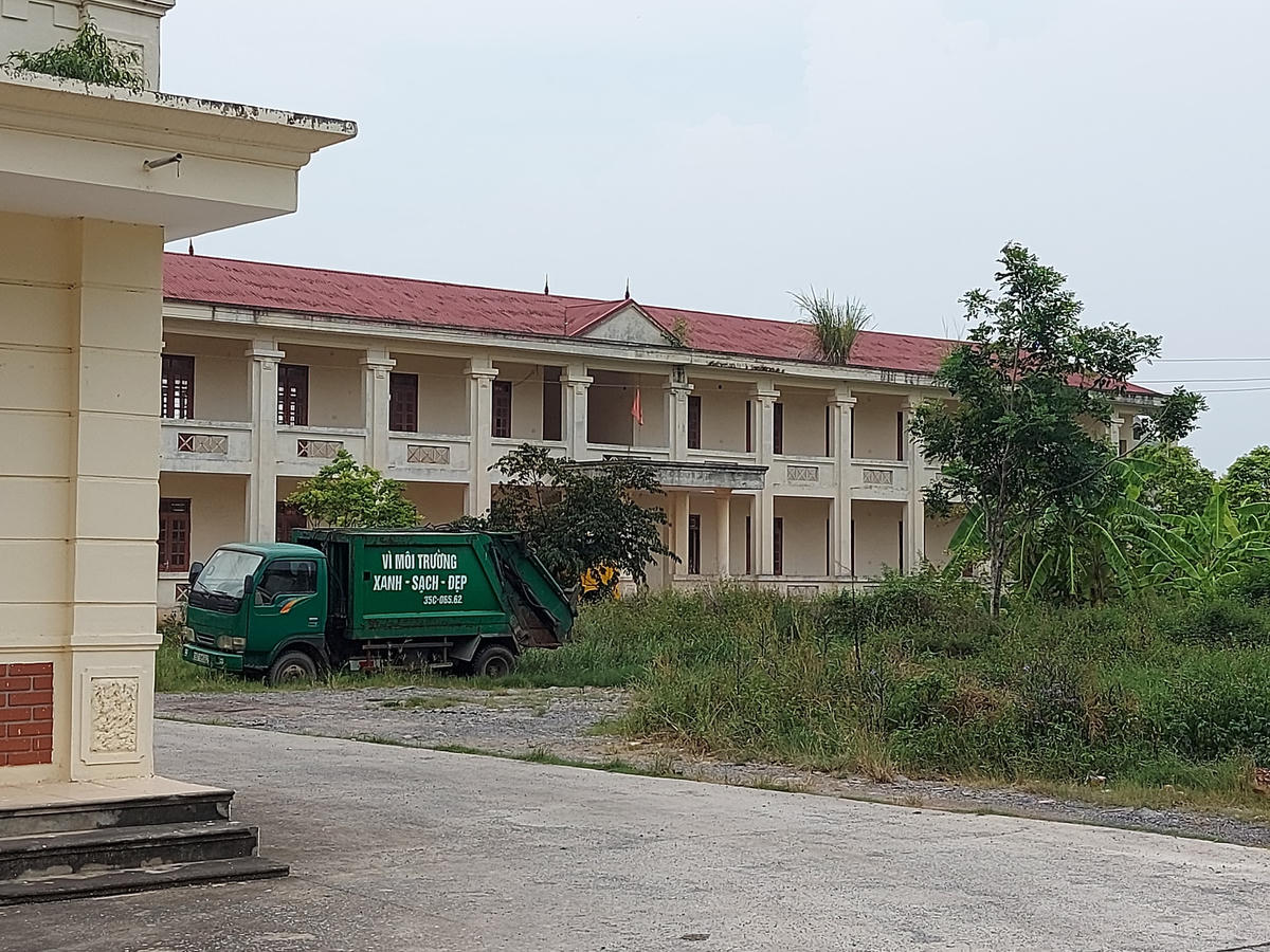 Trung tâm dạy nghề huyện Hoa Lư trở thành nơi tập kết rác thải.