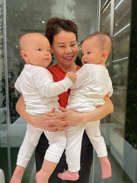 Bà Ngọc Hương, mẹ Hồ Ngọc Hà bên 2 thiên thần đáng yêu Lisa và Leon.