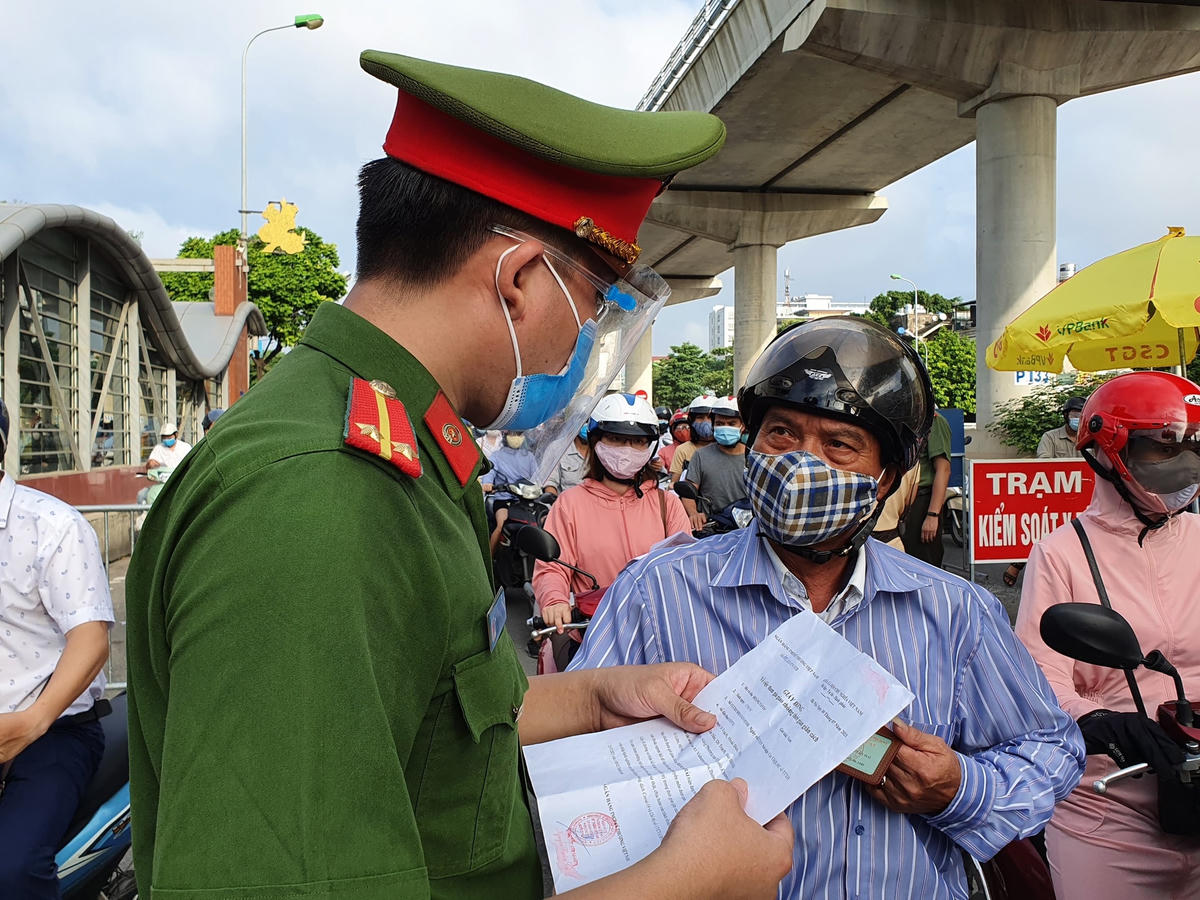 Cũng tại thời điểm ghi nhận, chưa có trường hợp nào bị xử phạt do ra đường không rõ lý do hay giấy tờ sai quy định...