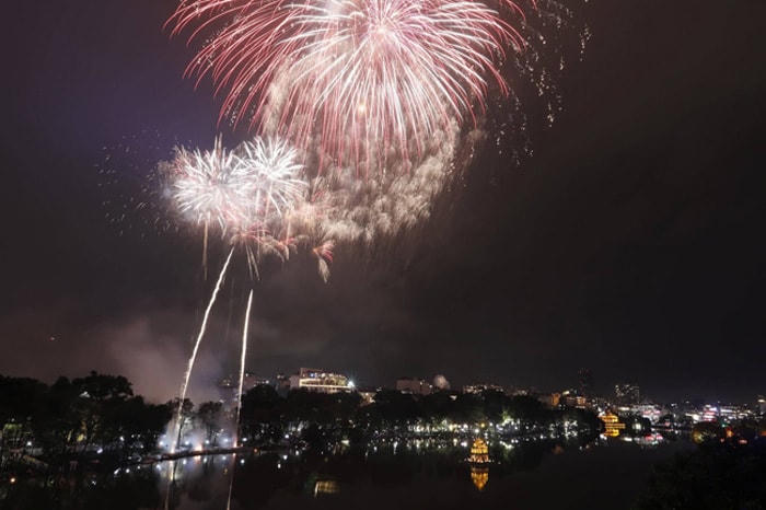 Hồ Gươm rực rỡ đêm Giao thừa 2020.