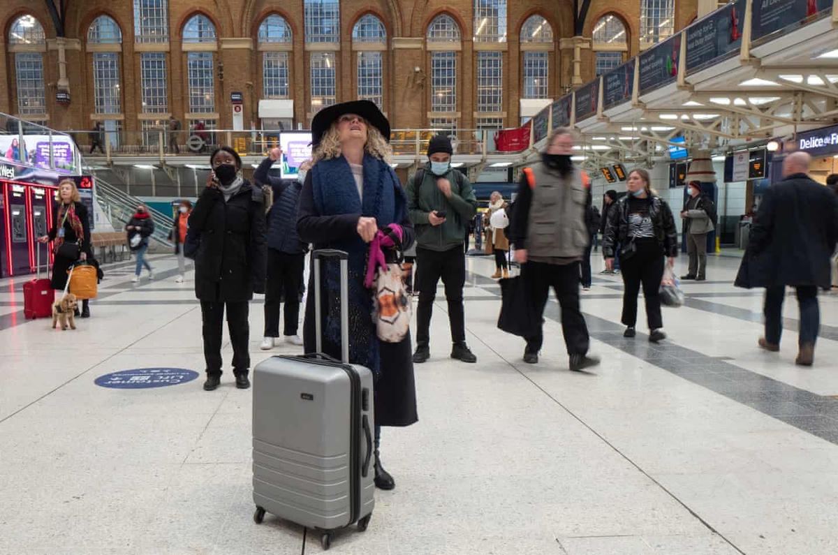 Ga Liverpool Street đầy ắp hành khách trở về nhà sau một ngày làm việc dài. Ảnh: The Guardian.