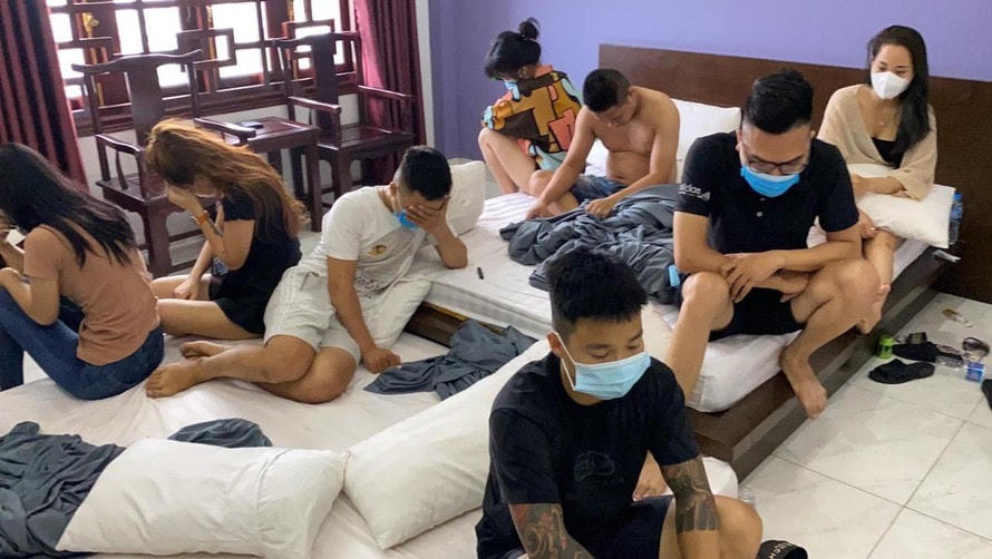 11 thanh niên sử dụng trái phép chất ma túy bị công an phát hiện tại phòng VIP 8 tầng 5 của khách sạn Relax (Bắc Ninh). Ảnh: CACC.