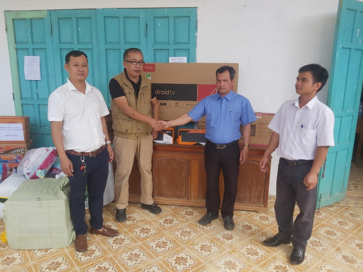 VP báo Đại Đoàn Kết cùng nhà hảo tâm trao máy tính, tivi cho UBND xã Trà Vân.