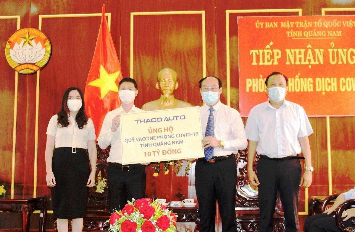 Lãnh đạo Thaco Auto trao ủng hộ 10 tỷ đồng để Quảng Nam mua vaccine Covid-19.