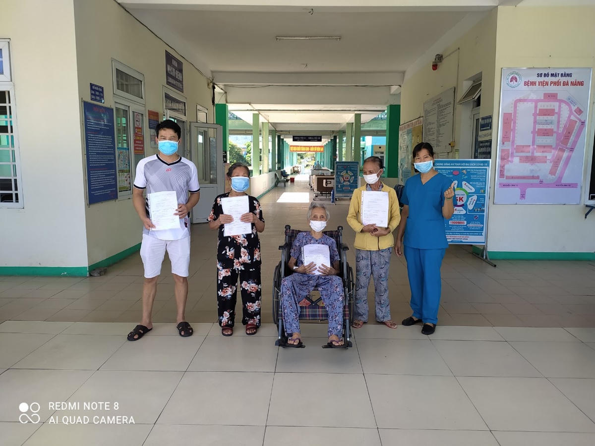 Cụ bà L.T.B. 101 tuổi (giữa). được Bệnh viện phổi Đà Nẵng công bố khỏi bệnh, cho ra viện sáng 1/9 (Ảnh Bệnh viện Phổi Đà Nẵng).
