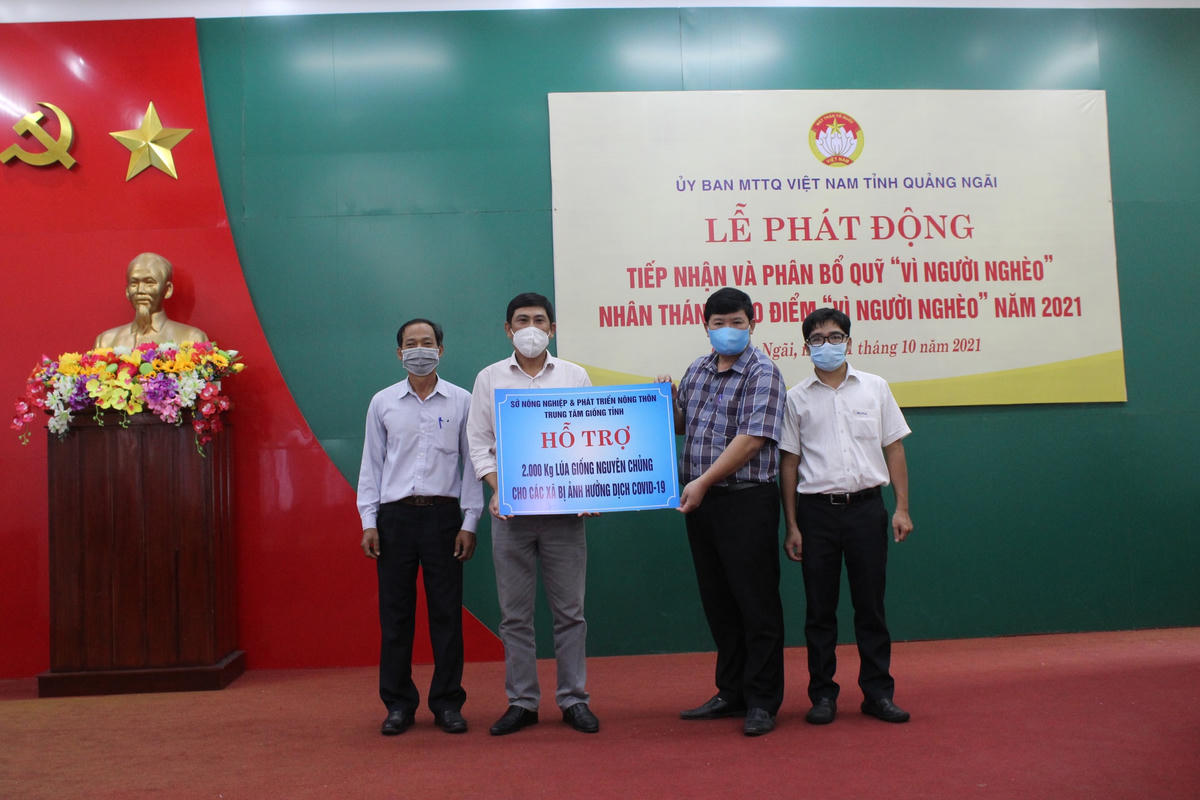Sở NN&PTNT trao quà hỗ trợ.