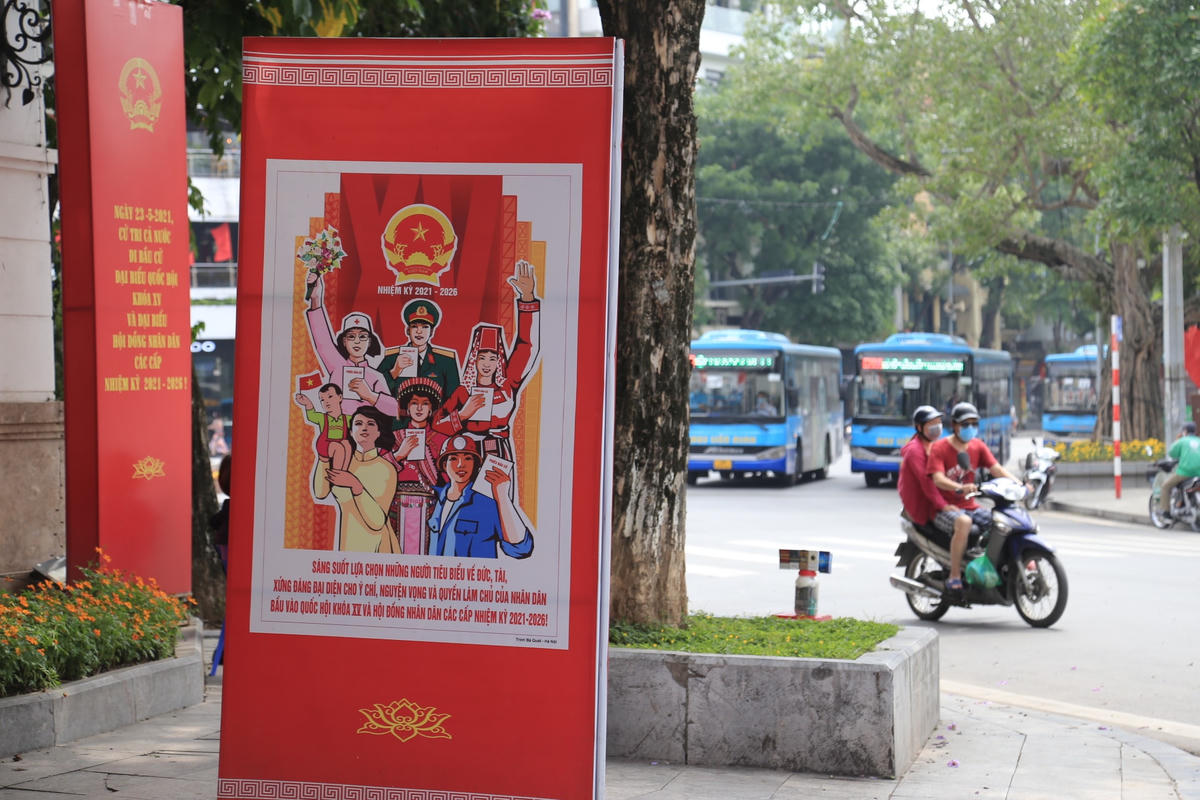 [ẢNH] Đường phố Hà Nội rực rỡ cờ hoa hướng về ngày hội của toàn dân