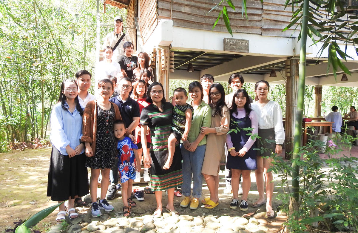 Người Cơ Tu làm du lịch