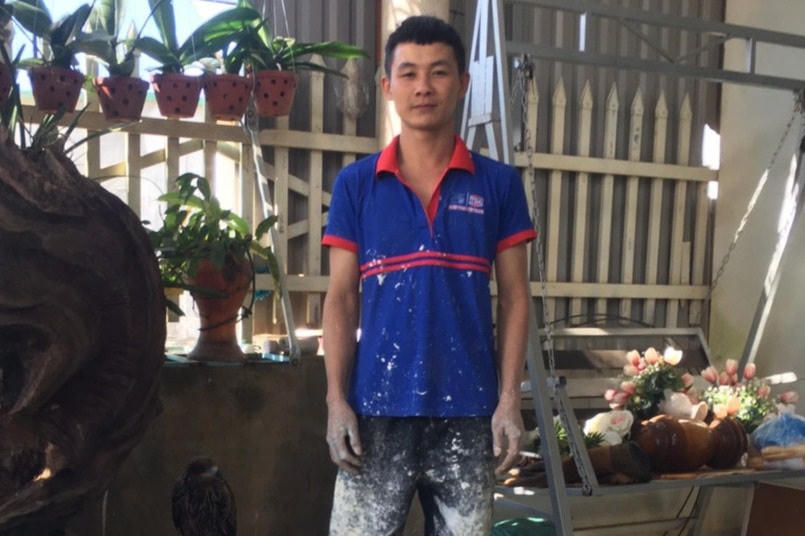 Anh Nguyễn Khắc Thắng xuống giếng sâu hơn 20 m cứu sống cháu bé, với sự hỗ trợ của nhiều đồng nghiệp khác (Ảnh: Uy Nguyễn).Bé trai bị rơi xuống giếng và mọi người vẫn nghe được tiếng kêu thất thanh của cháu bé ở dưới vọng lên. Lúc này, anh Thắng không chần chừ xung phong xuống giếng để cứu bé, anh dùng dây dù quấn quanh người để các đồng nghiệp của mình ở trên từ từ thả anh xuống giếng sâu hơn 20 m.