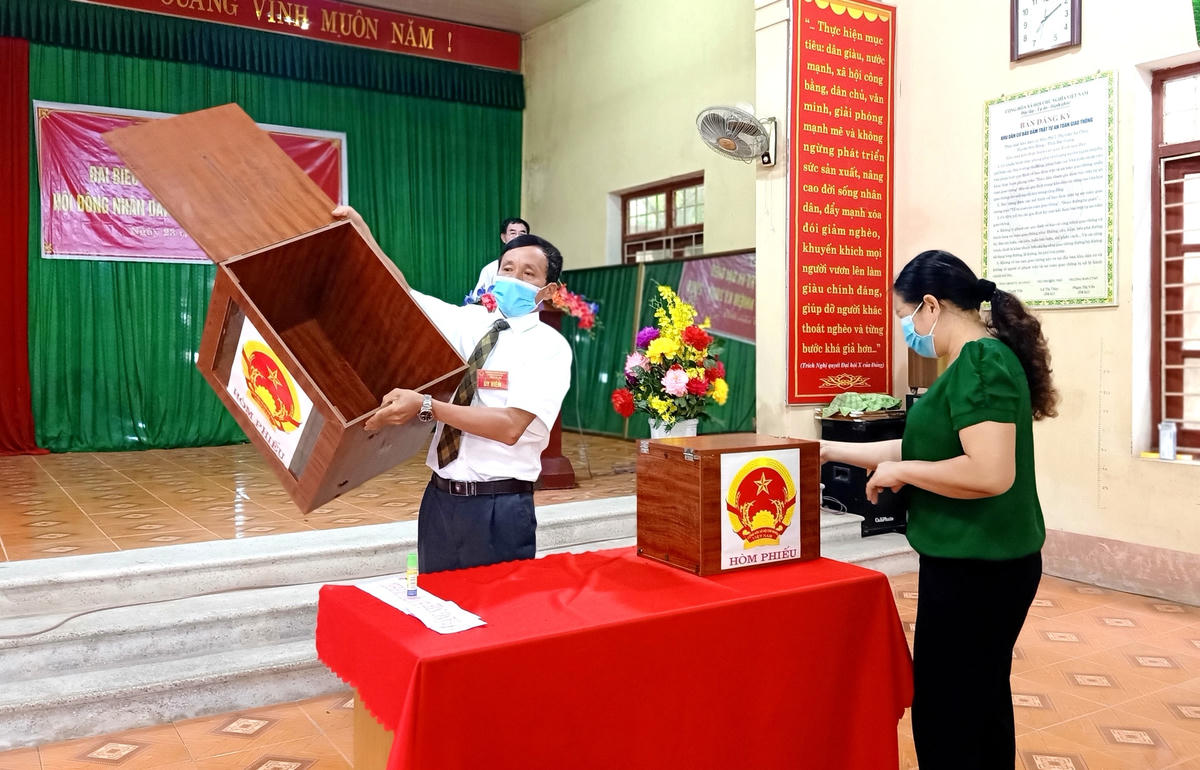 Thành viên tổ bầu cử TDP số 1 kiểm tra hòm phiếu trước khi niêm phong.  